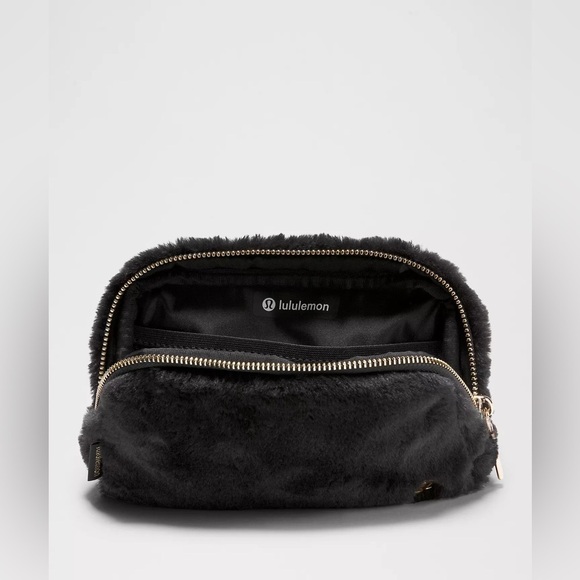 Lululemon Everywhere Belt Bag Plush Fleece Colour‎ Black/Gold - Picture 3 of 8